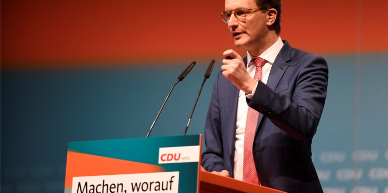 Hendrik Wüst (CDU), Ministerpräsident von Nordrhein-Westfalen, stellt im Palladium das Wahlprogramm der Union für die Landtagswahl im Mai diesen Jahres vor.