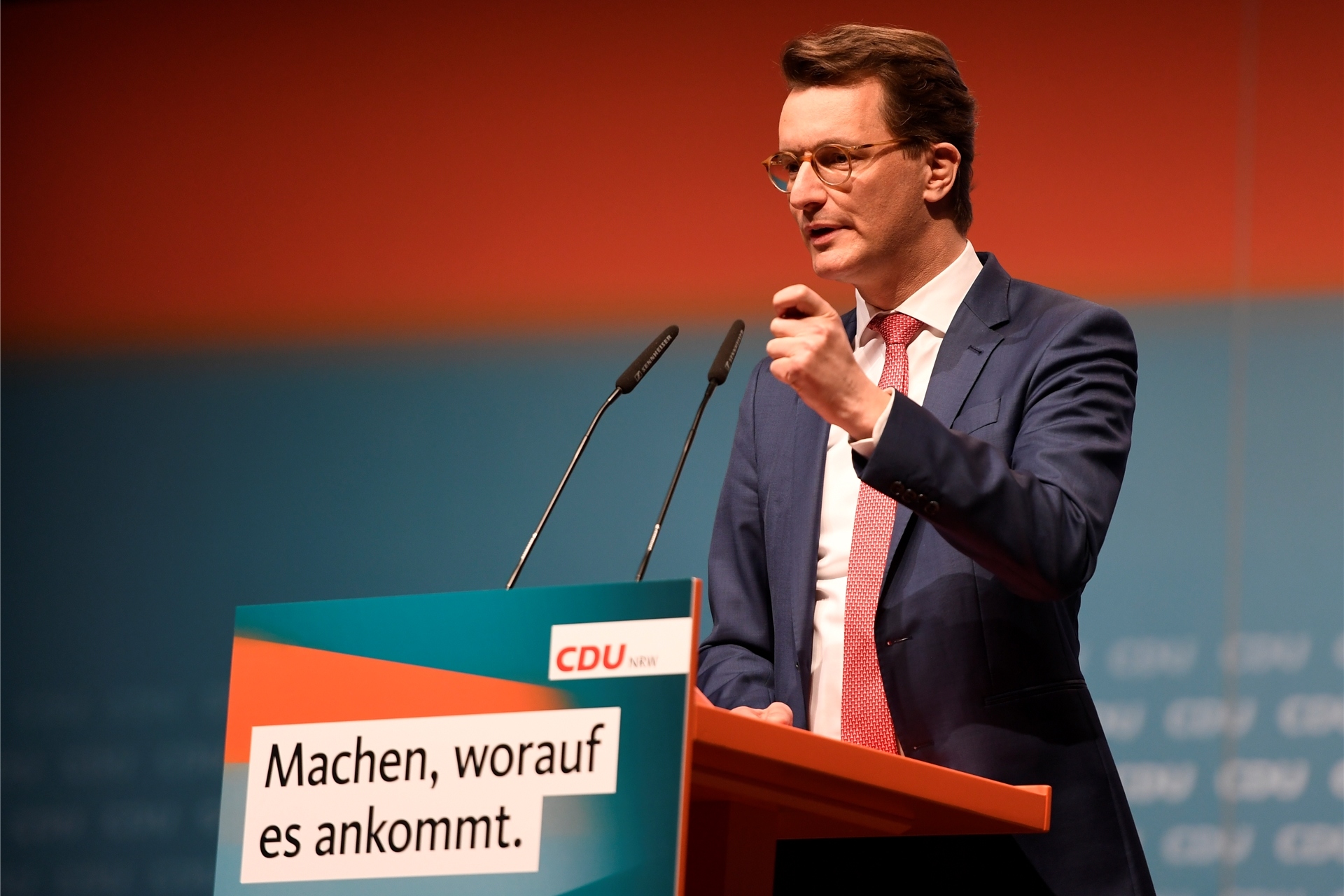 Hendrik Wüst (CDU), Ministerpräsident von Nordrhein-Westfalen, stellt im Palladium das Wahlprogramm der Union für die Landtagswahl im Mai diesen Jahres vor.