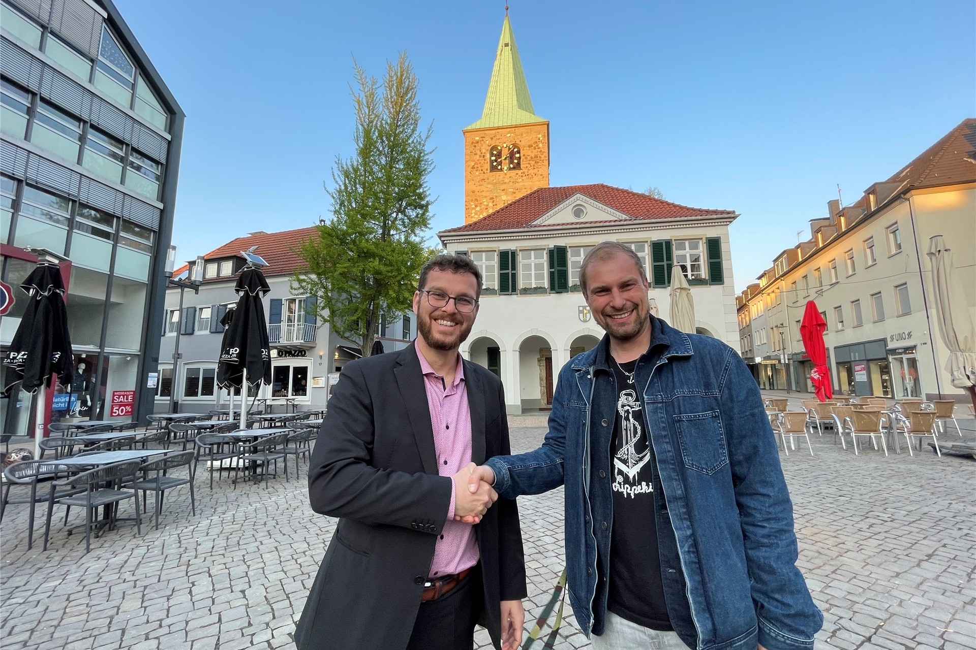 Björn Wesler (Sag JA zu Dorsten, l.) und Lorenzo Köller (DIA) auf dem Marktplatz in Dorsten
