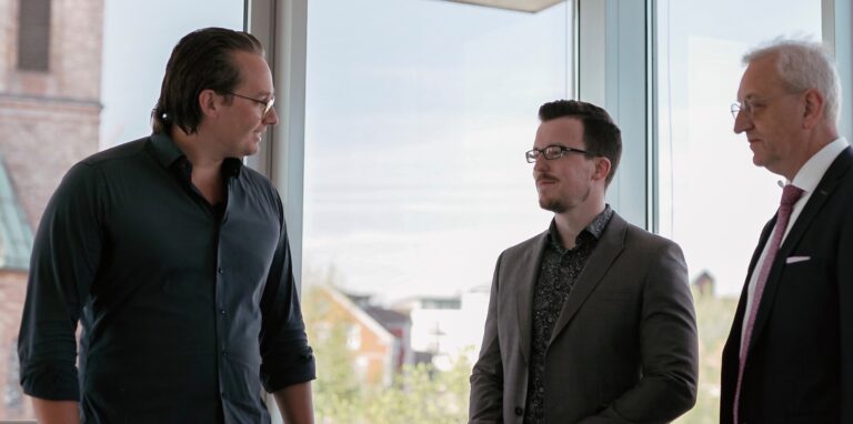 Luca Schlotmann mit Matthias Feller und Jonas Quinting von der Sparkasse Vest
