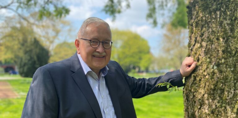 Der AfD-Kandidat Hans-Jürgen Hofstätter steht an einen Baum gelehnt im Kardinal-von-Galen-Park in Haltern am See.
