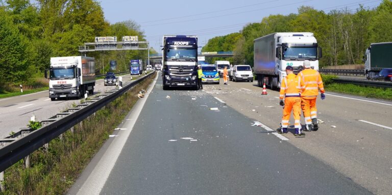 Nur ein Fahrstreifen von drei war noch befahrbar nach einem Unfall auf der A2 bei Castrop-Rauxel / Dortmund. Zwei Lastwagen waren hier am Mittwochvormittag kollidiert.