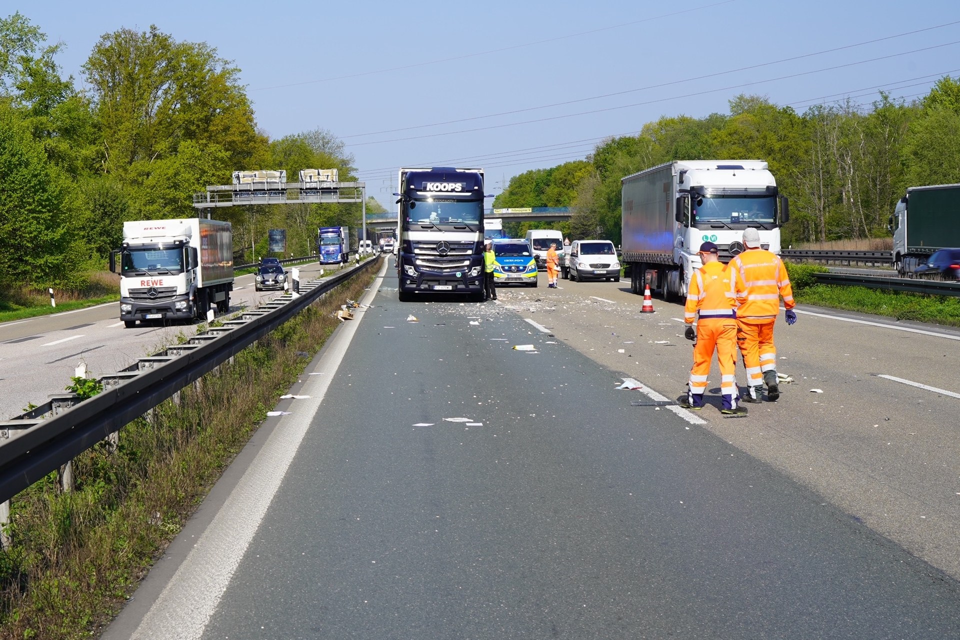 Nur ein Fahrstreifen von drei war noch befahrbar nach einem Unfall auf der A2 bei Castrop-Rauxel / Dortmund. Zwei Lastwagen waren hier am Mittwochvormittag kollidiert.
