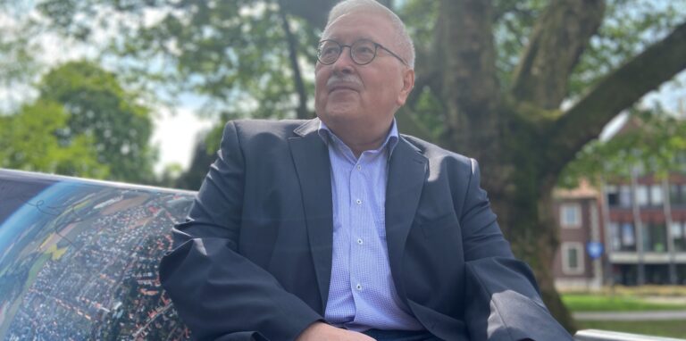 Hans-Jürgen Hofstätter sitzt auf einer Bank im Kardinal-von-Galen-Park in seinem Wohnort Haltern.