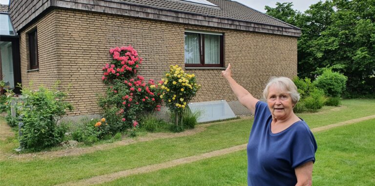 Karin Weber (81) aus Oer-Erkenschwick freut sich: Seit 25 Jahren läuft ihr Solarmodul störungsfrei. Mit Sonnenenergie heizt sie ihr Warmwasser beispielsweise für die Dusche.