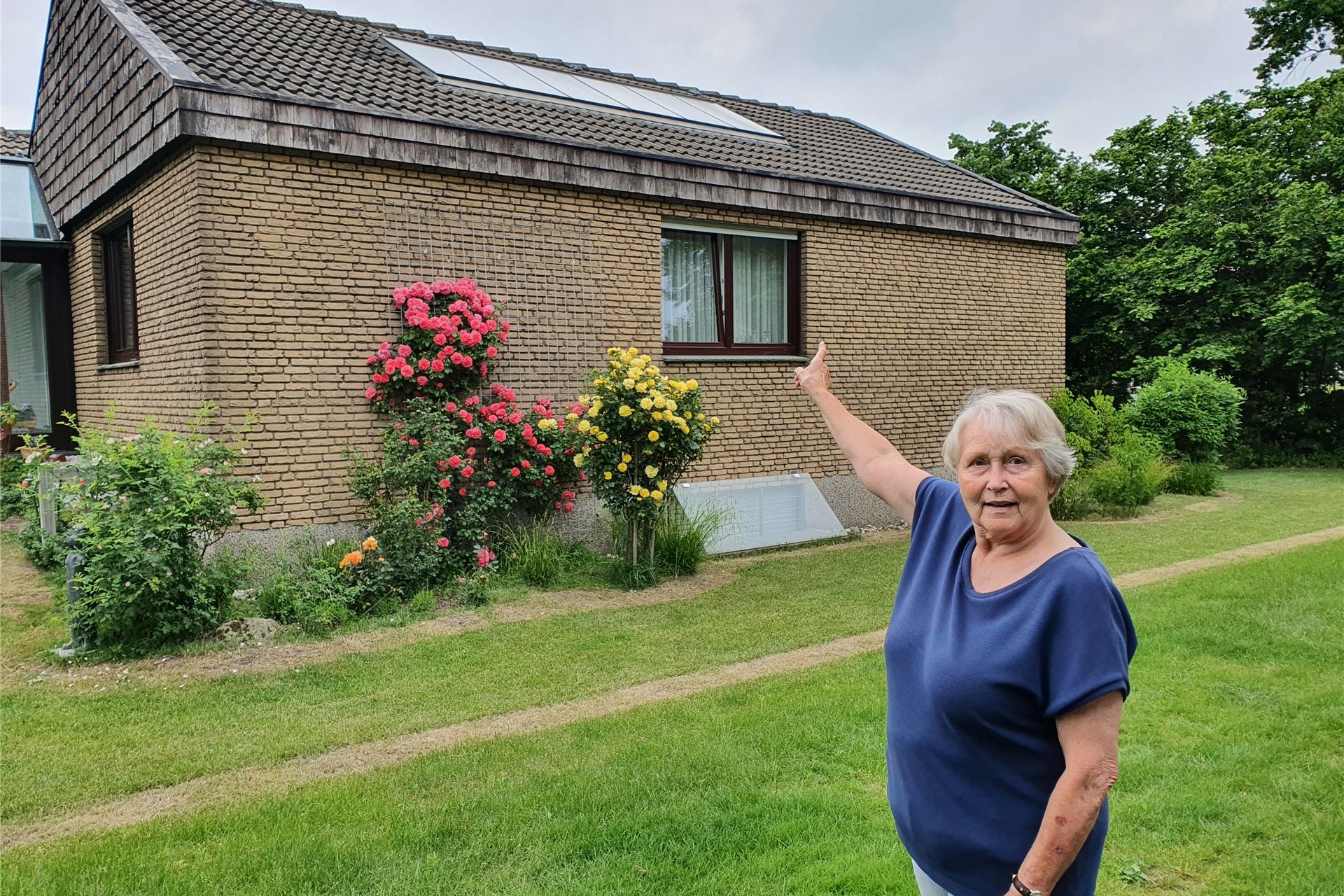 Karin Weber (81) aus Oer-Erkenschwick freut sich: Seit 25 Jahren läuft ihr Solarmodul störungsfrei. Mit Sonnenenergie heizt sie ihr Warmwasser beispielsweise für die Dusche.