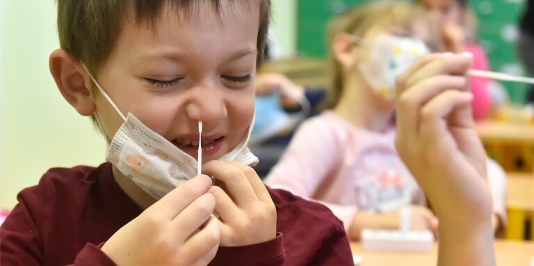 Ein Grundschüler nimmt bei sich einen Nasenabstrich für einen Corona-Test.
