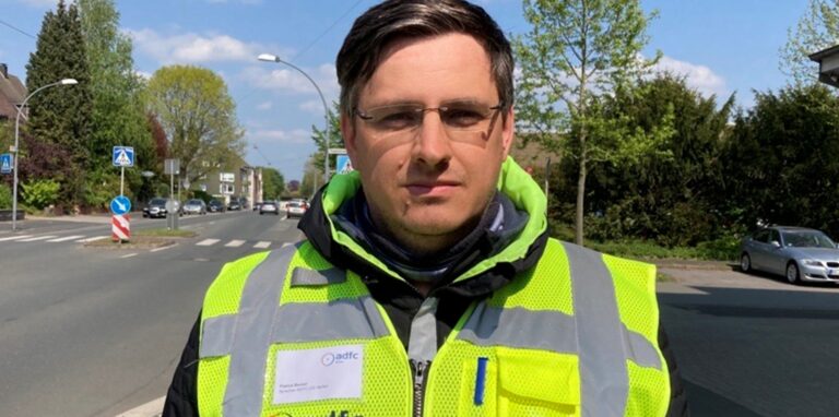 Patrick Berner, Sprecher des ADFC Herten, ist sauer aufs Ordnungsamt wegen der Baustellen-Situation an der Kaiserstraße (links).