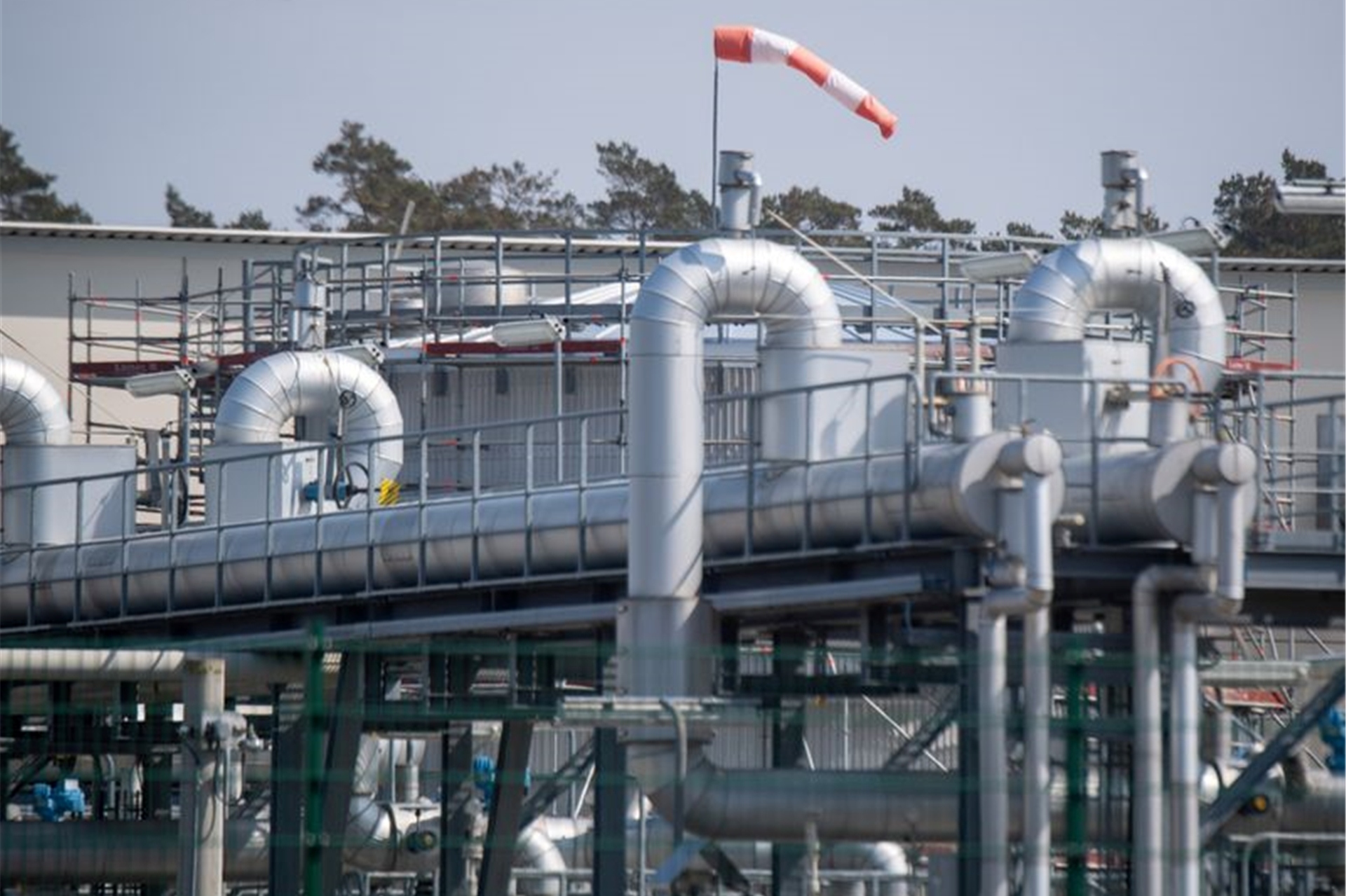 Blick auf Rohrsysteme und Absperrvorrichtungen in der Gasempfangsstation der Ostseepipeline Nord Stream 1 und der Übernahmestation der Ferngasleitung OPAL (Ostsee-Pipeline-Anbindungsleitung) in Lubmin.