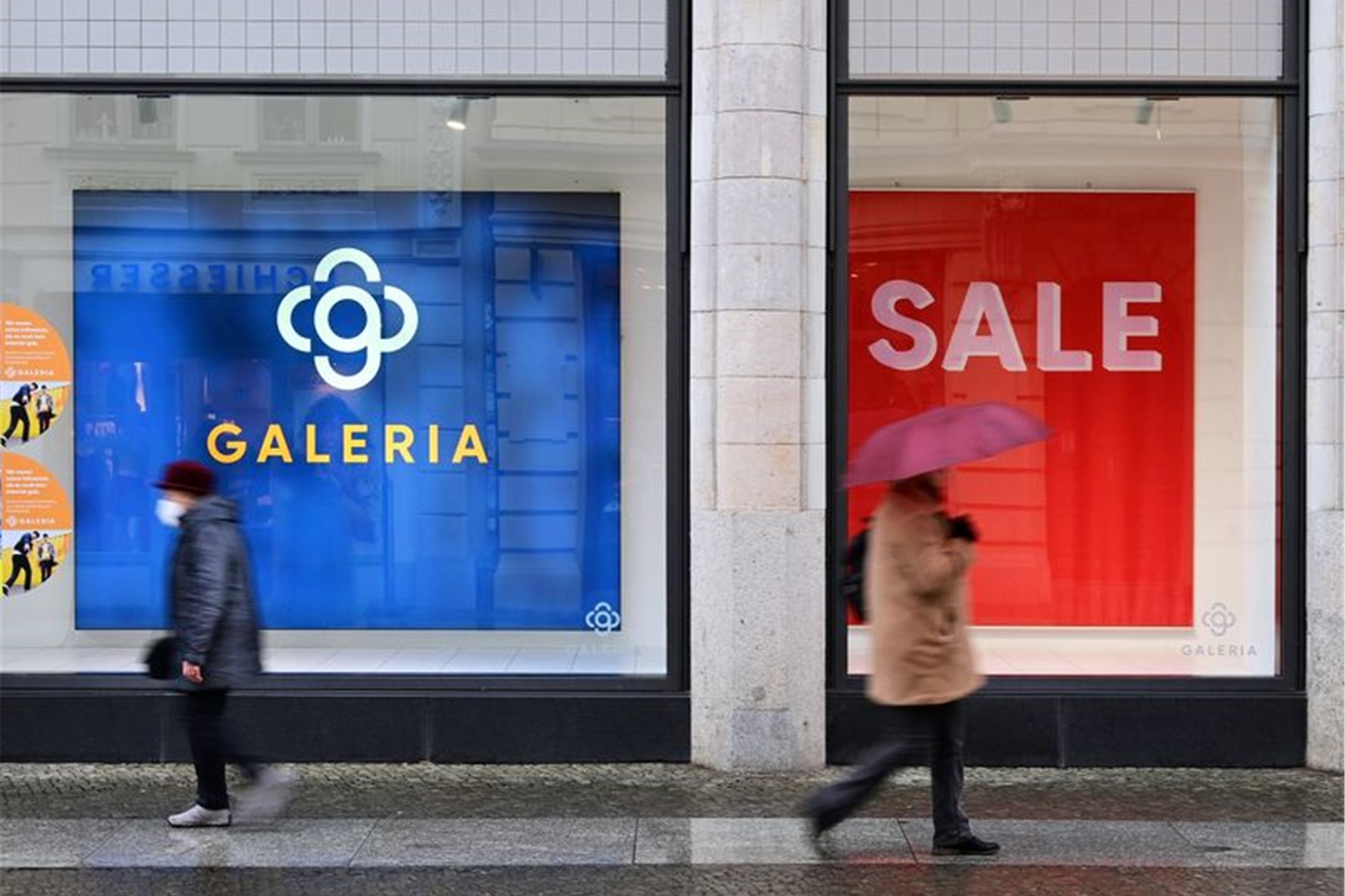Passanten gehen an einer Filiale von Galeria Karstadt vorbei.