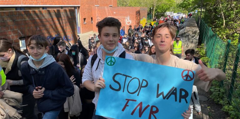 Viele Schulen wie hier das Adalbert-Stifter-Gymnasium haben bereits Aktionen für die Ukraine und den Frieden gestartet.. Jetzt starten sechs weiterführende Schulen zu einer gemeinsame Aktion.