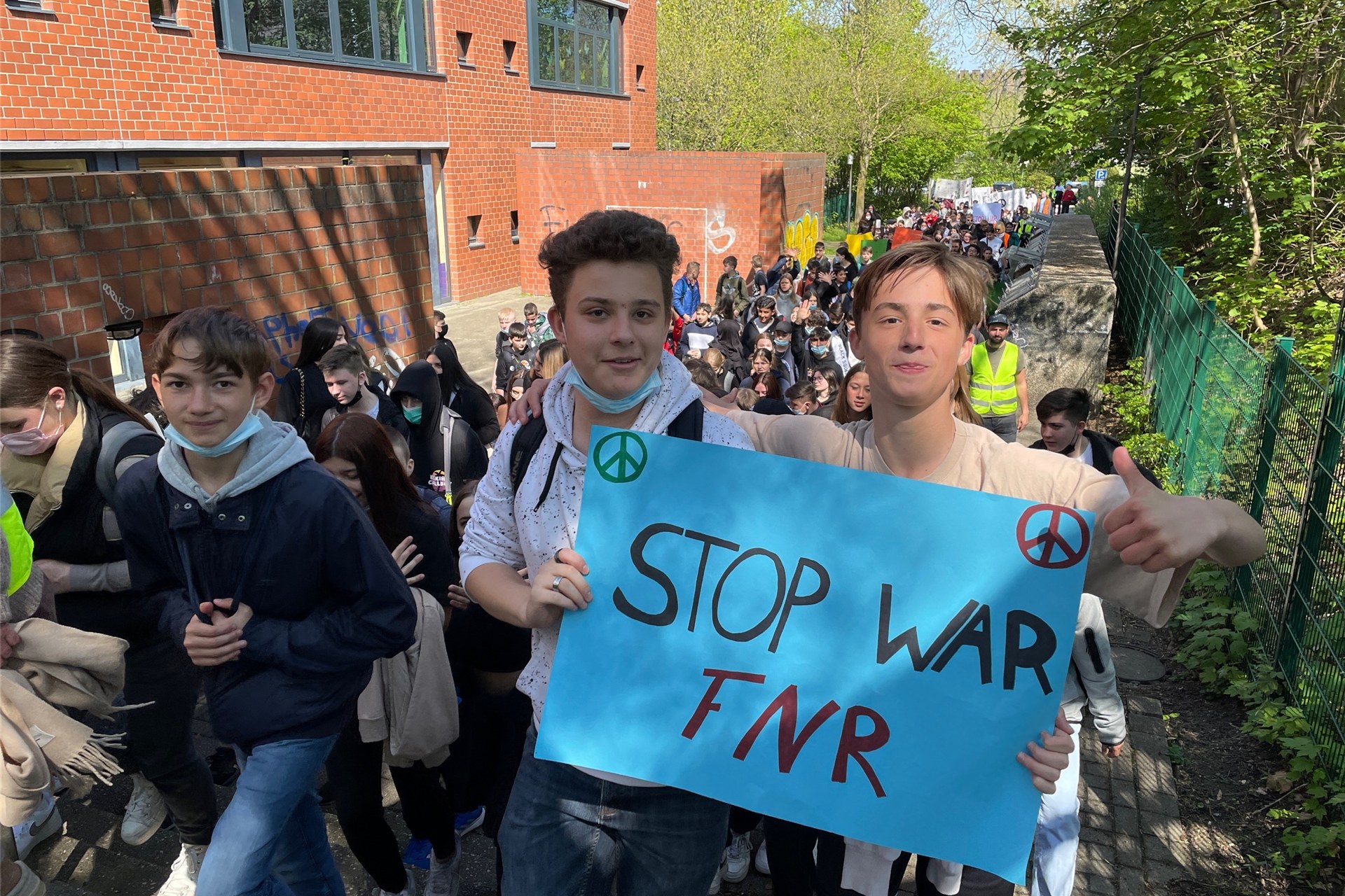 Viele Schulen wie hier das Adalbert-Stifter-Gymnasium haben bereits Aktionen für die Ukraine und den Frieden gestartet.. Jetzt starten sechs weiterführende Schulen zu einer gemeinsame Aktion.