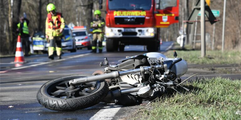 Ein Motorrad liegt neben der Straße. Im Kreispolizeibezirk Recklinghausen hat es in diesem Jahr schon etliche Unfälle mit Motorrädern gegeben.