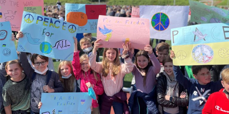 Über 2000 Schüler aus Castrop-Rauxel demonstrierten bei einem Sternmarsch und einer Abschlusskundgebung im Stadion an der Bahnhofstraße für den Frieden in der Welt und konkret gegen den Krieg in der Ukraine.