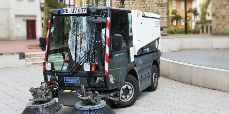 Eine Kehrmaschine des EUV verursachte einen Unfall auf einem Gehweg der Ickerner Straße.