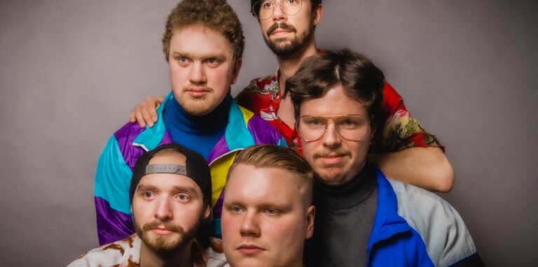 Bajun mit Sänger und Songwriter Anton Antipin (vorne) veröffentlicht sein erstes Musikvideo und steht beim Sparkassen-Clubraum-Finale am 1. Mai in Recklinghausen auf der Bühne.