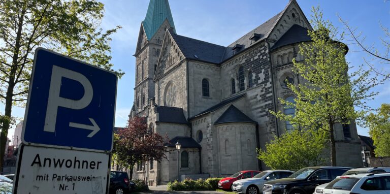 An der Mühlenkampstraße, im Schatten der Kirche St. Martinus, liegt einer der Bereiche, in denen es Anwohnerparken in Westerholt gibt.