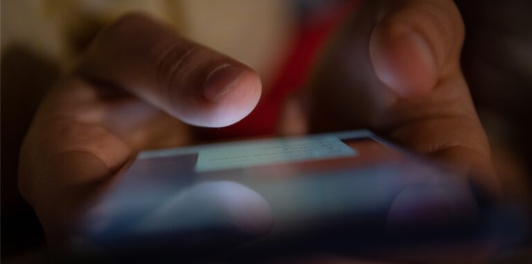 Obwohl er rechtskräftig wegen des Besitzes von Kinderpornografie verurteilt war, hatte ein Lehrer im Ruhrgebiet Jahre lang weiter an einem Gymnasium im Ruhrgebiet unterrichtet. Jetzt wehrt er sich gegen seinen Rauswurf.