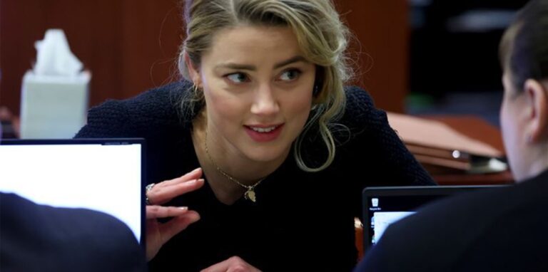 Die Schauspielerin Amber Heard bespricht sich mit ihrem Anwaltsteam.