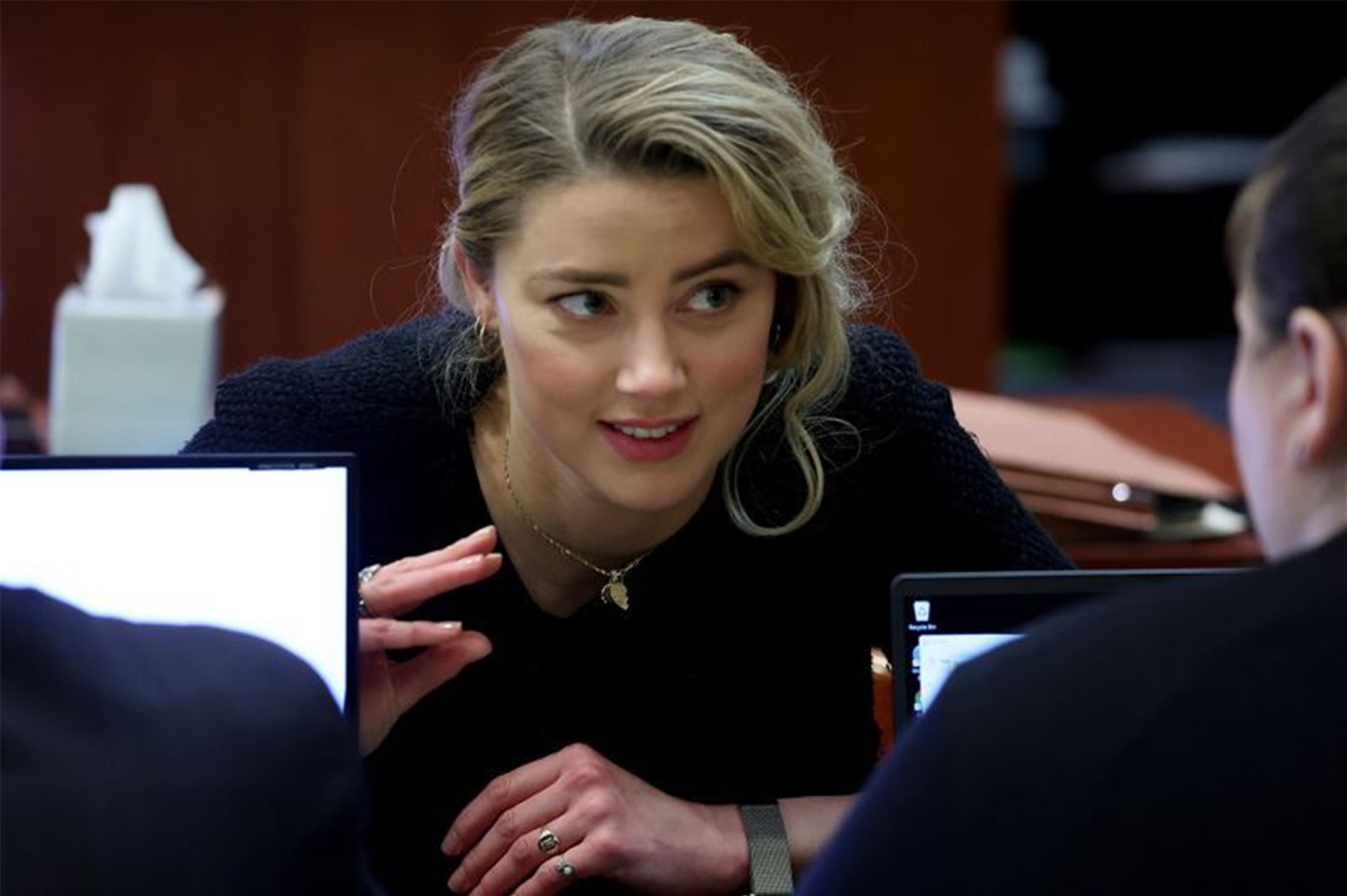 Die Schauspielerin Amber Heard bespricht sich mit ihrem Anwaltsteam.