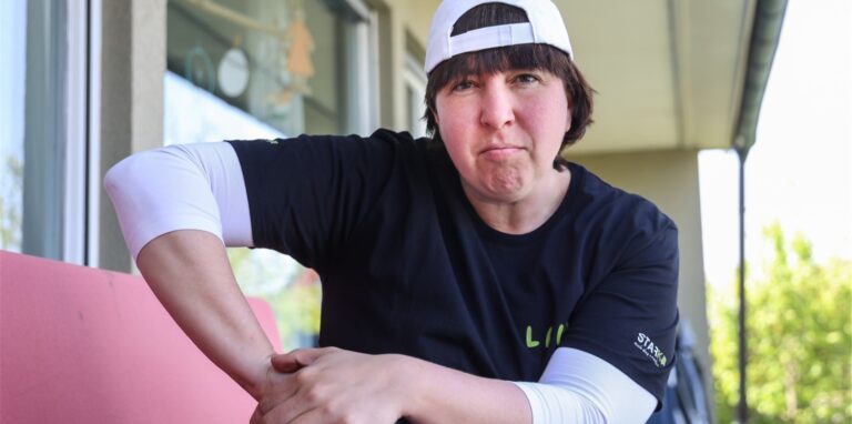 Laura Summann als fiese Cindy: Mit Käppi wird die Dortmunder Mobbingpräventionstrainerin selbst zur Mobberin – damit Kinder lernen, sich gegen sie zu behaupten.
