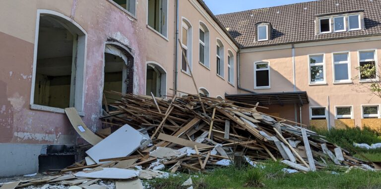 Müll vor der ehemaligen Agathaschule