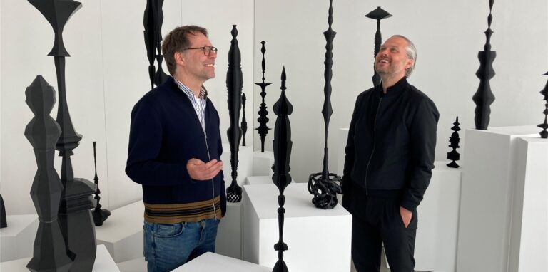 Museumsdirektor Georg Elben (l.) und Künstler Christian Odzuck in der neuen Ausstellung: Mit „A piece of Marl“ erlebt das Skulpturenmuseum seine Premiere an der Georg-Herweg-Straße.