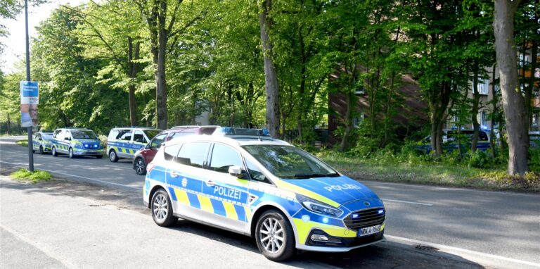 Polizeieinsatz an der Halterner Straße in Sinsen. Am Donnerstagmorgen lief hier ein nackter Mann mit einem Messer in der Hand herum.