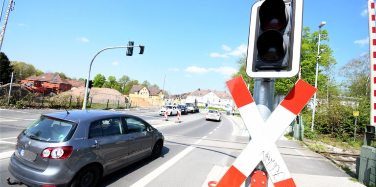 Die Ampeln am Kreisverkehr und vor dem Bahnübergang an der Römerstraße sollen für mehr Sicherheit sorgen.