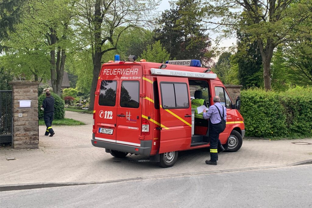 Ein Feuerwehrwagen vor dem Waltroper Friedhofs-Portal. Ein Feuerwehrwagen vor dem Waltroper Friedhofs-Portal.