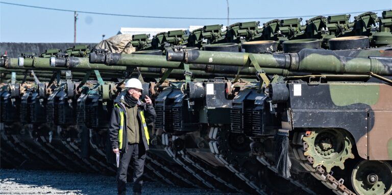 Panzer der US-Streitkräfte stehen auf dem Gelände des Truppenübungsplatzes Grafenwöhr.
