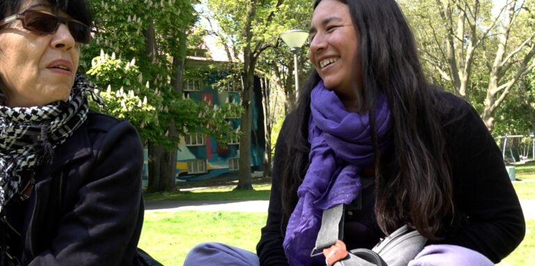 Ingrid (links) und Pamela kommen aus Chile. Wir treffen sie zufällig im Westpark in Dortmund.