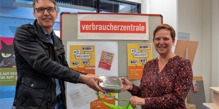 Umweltberaterin Beatrix Soehngen reicht MZ-Redakteur Heinz-Peter Mohr eine Metallbox.