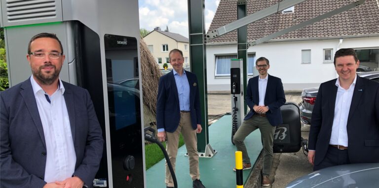 Welt-Neuerung in Castrop-Rauxel: Der Siemens-Konzern hat auf dem Gelände von Elektro Breilmann in Habinghorst seinen ersten Ladepark für e-Autos aufgebaut. Darüber freuen sich (v.l.) Marcus Bücken von Siemens, Prof. Dr. Ulrich Breilmann, der Geschäftsführer der Stadtwerke Castrop-Rauxel, Jens Langensiepen, und Castrop-Rauxels Bürgermeister Rajko Kravanja.