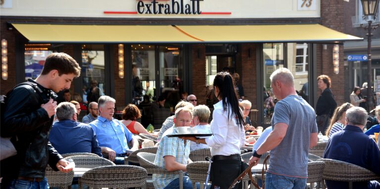 Viele Gastronomiebetriebe wie das Café Extrablatt suchen zurzeit Personal.