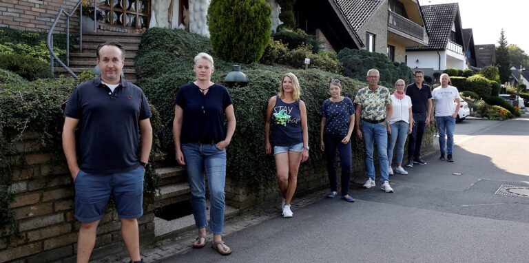 Gucken in Sachen schnelles Internet weiterhin in die Röhre: Anwohner der Straße Hohes Ufer in Flaesheim Dorf, v,.l.: Manfred Janssen, Kirsten Vortmann, Ulrike Leibing, Andrea Meyer, Uwe und Claudia Oenning, Jörn Conze und Rainer Vortmann.