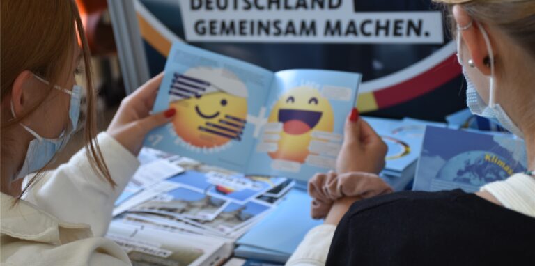 Die Schülerinnen und Schüler informieren sich im Info-Raum der St.-Ursulaschule über die Wahlprogramme der verschiedenen Parteien