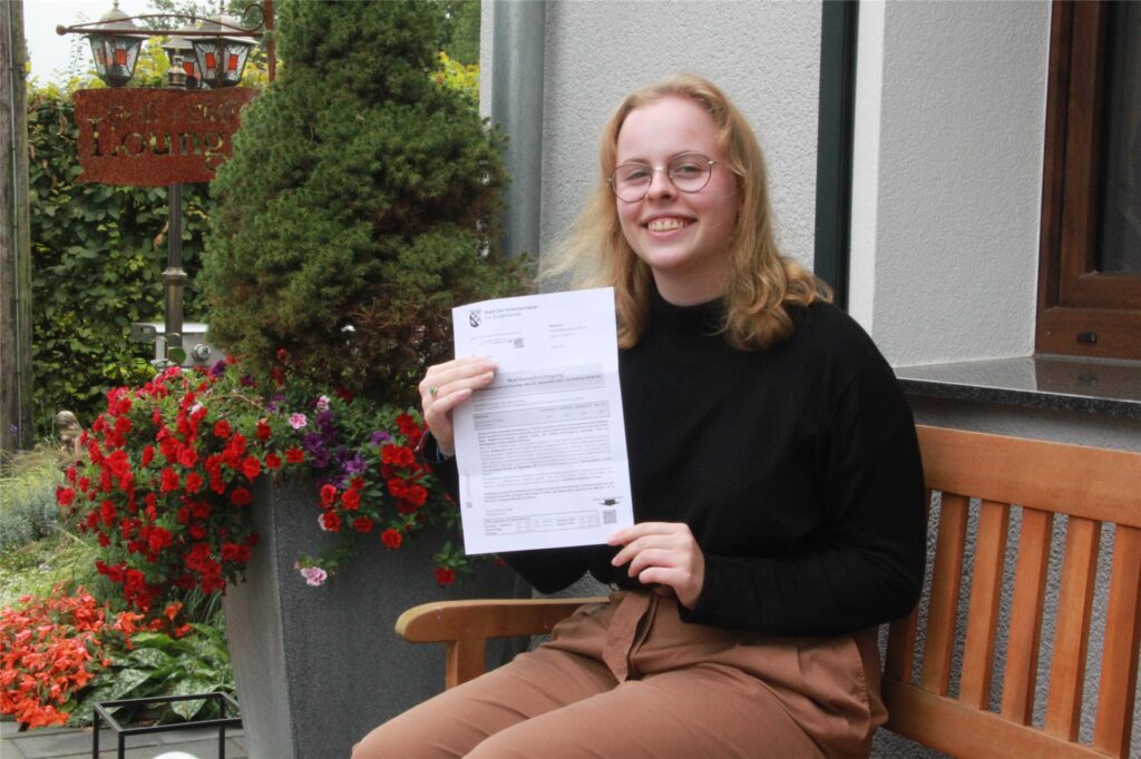 Ihren Wahlschein hat sie parat: die 18-jährige Luisa Ridder. Ihren Wahlschein hat sie parat: die 18-jährige Luisa Ridder.