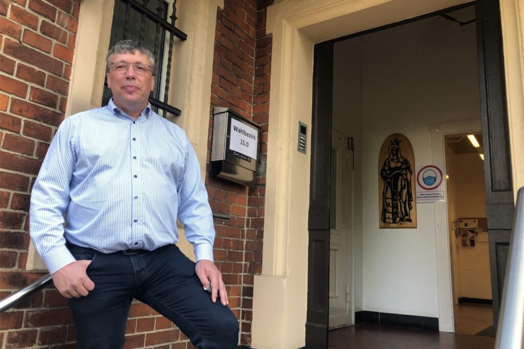 Wahlvorstand Hermann Pieper vor seinem Wahllokal, dem Gemeindehaus der Ev. Friedenskirche in Herten-Disteln. Wahlvorstand Hermann Pieper vor seinem Wahllokal, dem Gemeindehaus der Ev. Friedenskirche in Herten-Disteln.