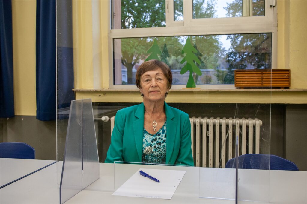 Christel Reichwald (83) ist die älteste aktive Wahlhelferin in Datteln. Christel Reichwald (83) ist die älteste aktive Wahlhelferin in Datteln.