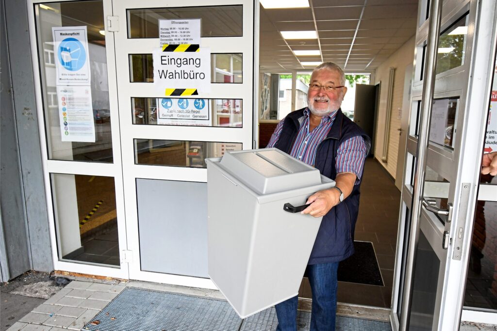 Am heutigen Sonntag brachte Klaus Mortzek einige Wahlurnen zur Auszählung. Am heutigen Sonntag brachte Klaus Mortzek einige Wahlurnen zur Auszählung.
