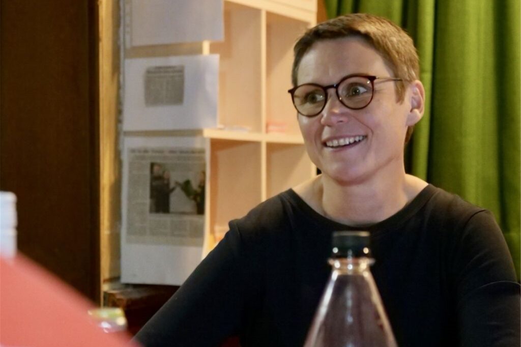 Ulrike Eifler, die Direktkandidatin der Linken, verfolgt in Oer-Erkenschwick die Auszählung. Ulrike Eifler, die Direktkandidatin der Linken, verfolgt in Oer-Erkenschwick die Auszählung.