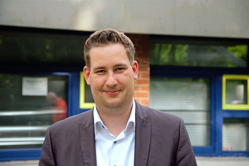 Brian Nickholz (SPD) aus Marl siegt deutlich im Wahlkreis 122 (RE II) und zieht in den nächsten Bundestag ein. Brian Nickholz (SPD) aus Marl siegt deutlich im Wahlkreis 122 (RE II) und zieht in den nächsten Bundestag ein.
