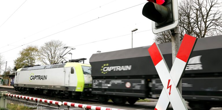 Am Bahnübergang Sythen bremsen Züge immer wieder Autofahrer, Radfahrer und Fußgänger aus. Das soll bald vorbei sein.