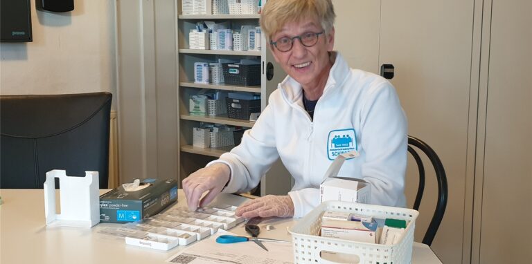 Heiderose Gengenbach sortiert die Medikamenten-Boxen für den Tag. Sie liebt ihren Job und arbeitet noch mit 72 Jahren in der ambulanten Krankenpflege.