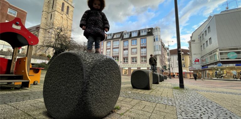 Was wird aus den kleinen Bauwerken wie diesem Spielhäuschen, vor allem aber den Würfeln des Bormann-Kunstwerks mitsamt der Brunnensäule? Wenn es brennt, stehen sie laut Feuerwehr-Tests im Weg.