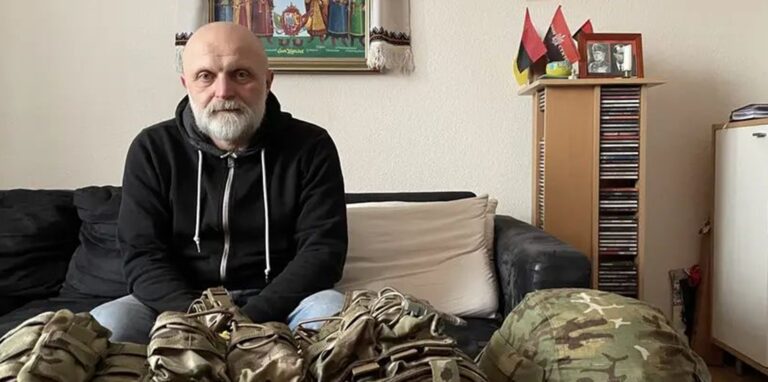 Fest entschlossen: Igor bereitet sich auf seinen Einsatz in der Ukraine vor, die Militärausrüstung liegt vor ihm auf dem Tisch.