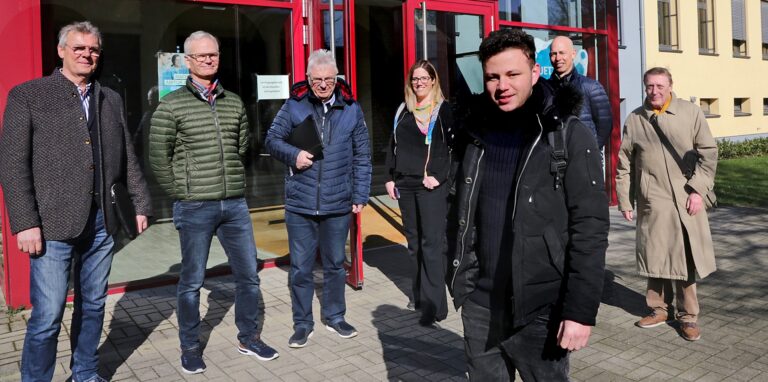 Bashar Alahmad (vorn) hat ein  Netzwerk hinter sich: v.l.: Dieter Korte (Vorsitzender), Udo Dilewski und Hans-Josef Büsen (Ausbildungspaten), Kathrin Ollas und Matthias Bomba, (HBBK Schulleitung) und Hans Kirschbaum (Ausbildungspate).