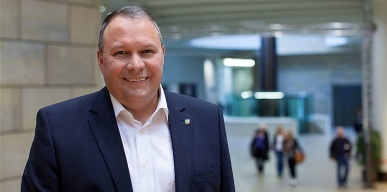 Josef Hovenjürgen steht im Landtag in Düsseldorf.