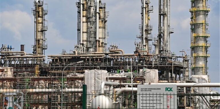 Anlagen auf dem Industriegelände der PCK-Raffinerie GmbH. In der Erdölraffinerie PCK in Schwedt kommt Rohöl aus Russland über die Pipeline «Freundschaft» an.